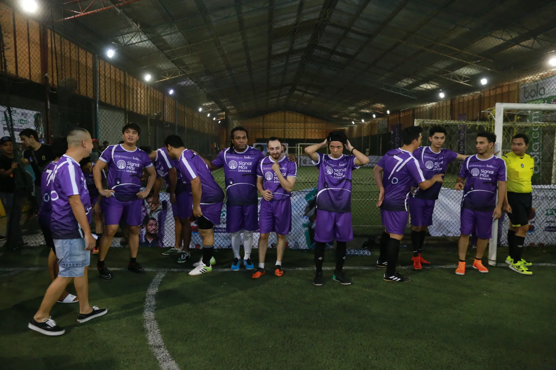 Billy Syahputra dan Tim Selebriti saat mengikuti ajang Bintang Bola Anniversary (Adrian Putra/Bintang.com)