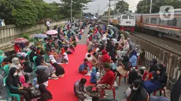 Sejumlah anak mencuci kaki ibu mereka di Kelurahan Duri Pulo, Jakarta, Rabu (21/12/2021). Aksi mencuci kaki ibu secara massal yang diikuti 500 peserta itu bertujuan untuk meningkatkan rasa cinta kasih kepada ibu dan dilakukan dalam rangka memeriahkan Hari Ibu. (Liputan6.com/Herman Zakharia)