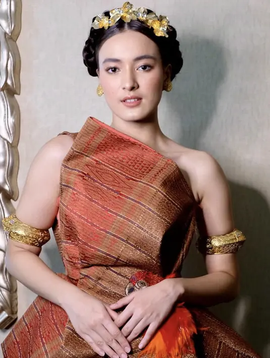 MUA Philipe Karunia memoles wajah Mawar bernuansa coral yang serasi dengan gaunnya. Tampilan mawar pun flawless namun tetap fresh. [@philipekarunia]