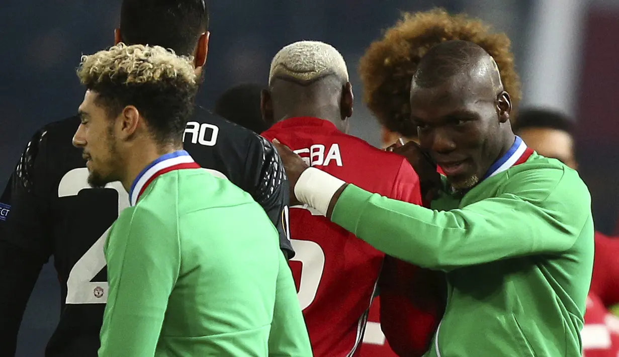 Pelukan hangat Florentin Pogba untuk Paul Pogba usai kalah di Old Traford. Paul lahir pada tanggal 15 Maret 1992, tiga tahun lebih muda dari Florentine 19 Agustus 1990.  (AP Photo/Dave Thompson)