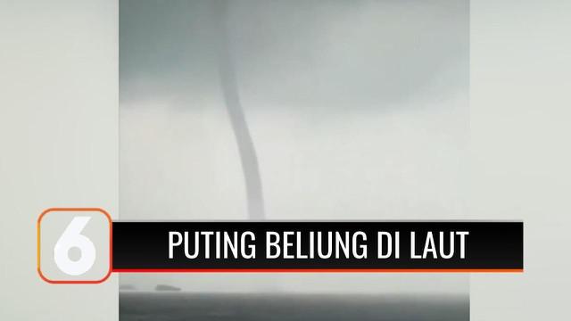 Pusaran angin puting beliung yang muncul di laut terjadi di perairan Selat Sunda, Cilegon, Banten. Warga sekitar sempat panik karena pusaran angin berada dekat dari puluhan kapal yang akan bersandar.