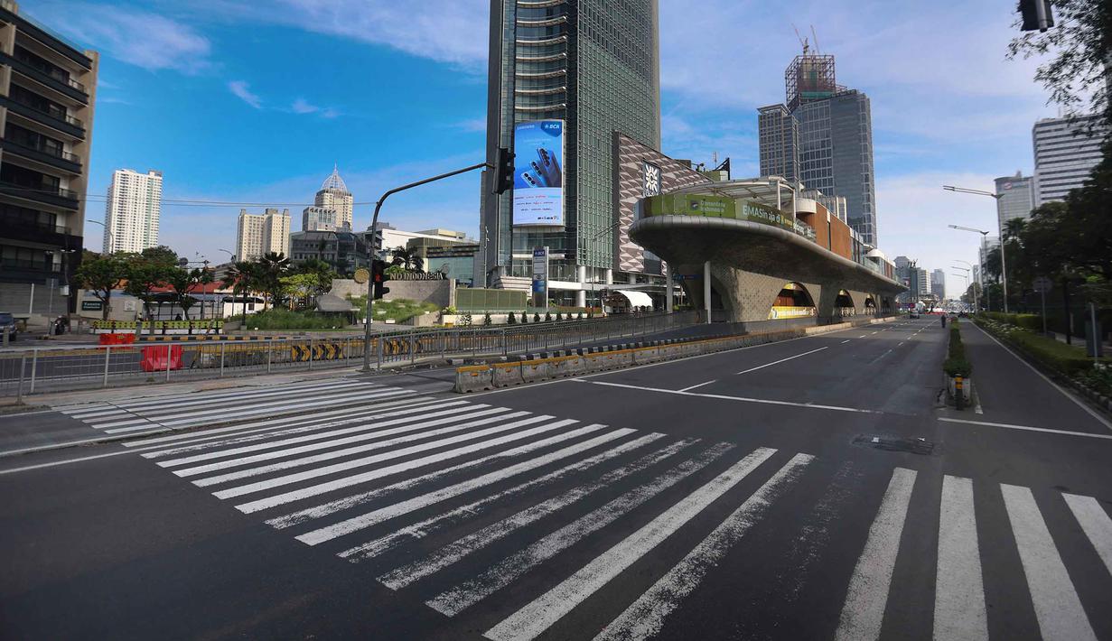 Hiruk pikuk kepadatan arus lalu lintas yang selama ini menjadi ciri khas kota metropolitan ini perlahan mereda, berganti suasana yang lebih tenang. Tampak dalam foto, suasana salah satu ruas jalan di Jakarta, Kamis (19/3/2026) pagi. (Kapanlagi.com/Budy Santoso)