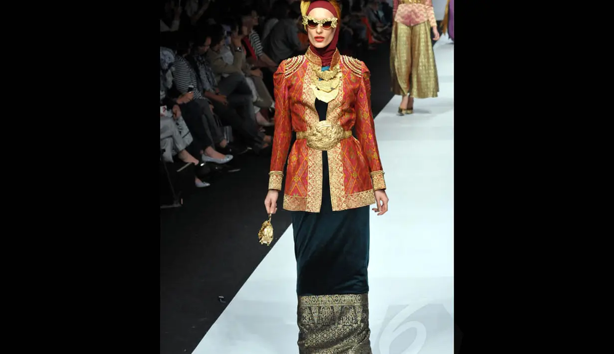 Karya-karya Dian Pelangi yang ditampilkan di hari pertama Jakarta Fashion Week 2015 ini menggunakan kain songket Palembang, Sabtu (1/11/2014). (Liputan6.com/Panji Diksana)
