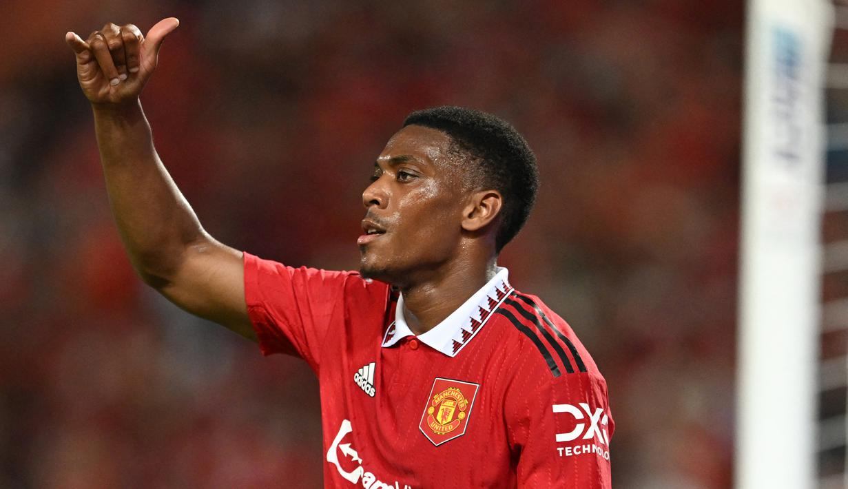 Anthony Martial. Striker asal Prancis yang kini menjalani musim ke-8 bersama Manchester United sejak didatangkan dari AS Monaco pada awal musim 2015/2016 ini total tampil 10 kali dengan mencetak satu gol dari total 15 laga MU di Liga Europa 2016/2017. Pemain yang mulai terpinggirkan akibat penampilannya yang tak konsisten ditambah sering mengalami cedera ini tercatat baru tampil dalam 9 laga saja di Liga Inggris musim 2022/2023 dengan torehan 3 gol dan 2 assist. (AFP/Manan Vatsyayana)