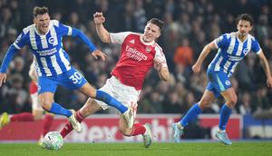 Pascal Gross dan Viktor Gyokeres dalam laga Liga Inggris antara Brighton vs Arsenal di American Express Stadium, 5 Maret 2026. (AP Photo/Alastair Grant)
