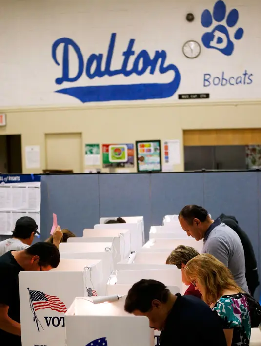 Pemilih memberikan suaranya di sekolah dasar Dalton yang dijadikan lokasi tempat pemungutan suara (TPS) pemilihan presiden Amerika Serikat (Pilpres AS) di Chicago, Illinois, Selasa (8/11). (REUTERS/Jim Young)