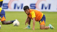 Akibat cedera engkel, kapten Arema Cronus Ahmad Bustomi absen di latihan perdana di Stadion Gajayana, Malang, Jawa Timur, Kamis (28/12/2015) petang. (Liputan6.com/Rana Adwa)