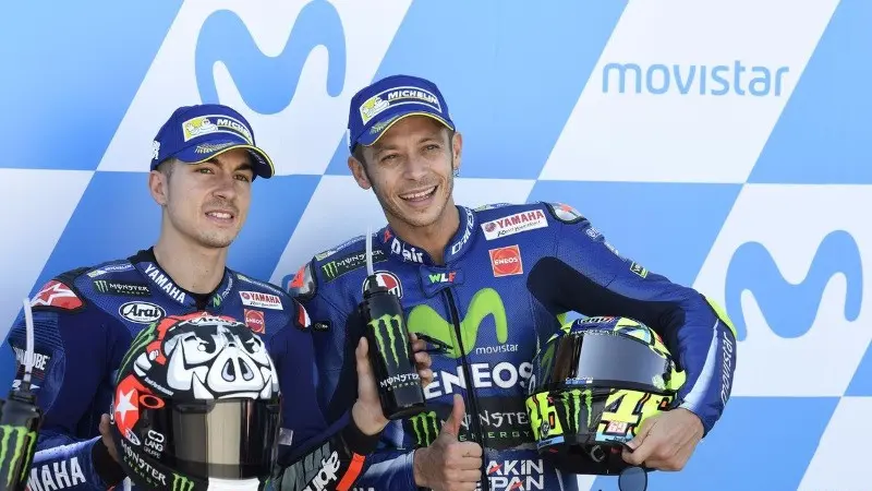 Maverick Vinales dan Valentino Rossi (kanan), MotoGP