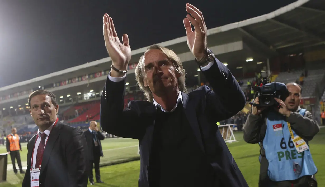 Kedatangan Jan Olde Riekerink akan menambah aroma Eropa di Liga Indonesia. Setelah Persib dengan Luis Milla-nya, dan Persija dengan Thomas Doll-nya, kini giliran Dewa United bersama pelatih asal Belanda-nya. Saat ini, Dewa United berada di peringkat ke-13 dengan raihan 13 poin. Karim Rossi dan kolega hanya terpaut dua angka dari RANS Nusantara FC yang menduduki posisi ke-16 atau batas terakhir zona merah. (AFP/Adem Altan)
