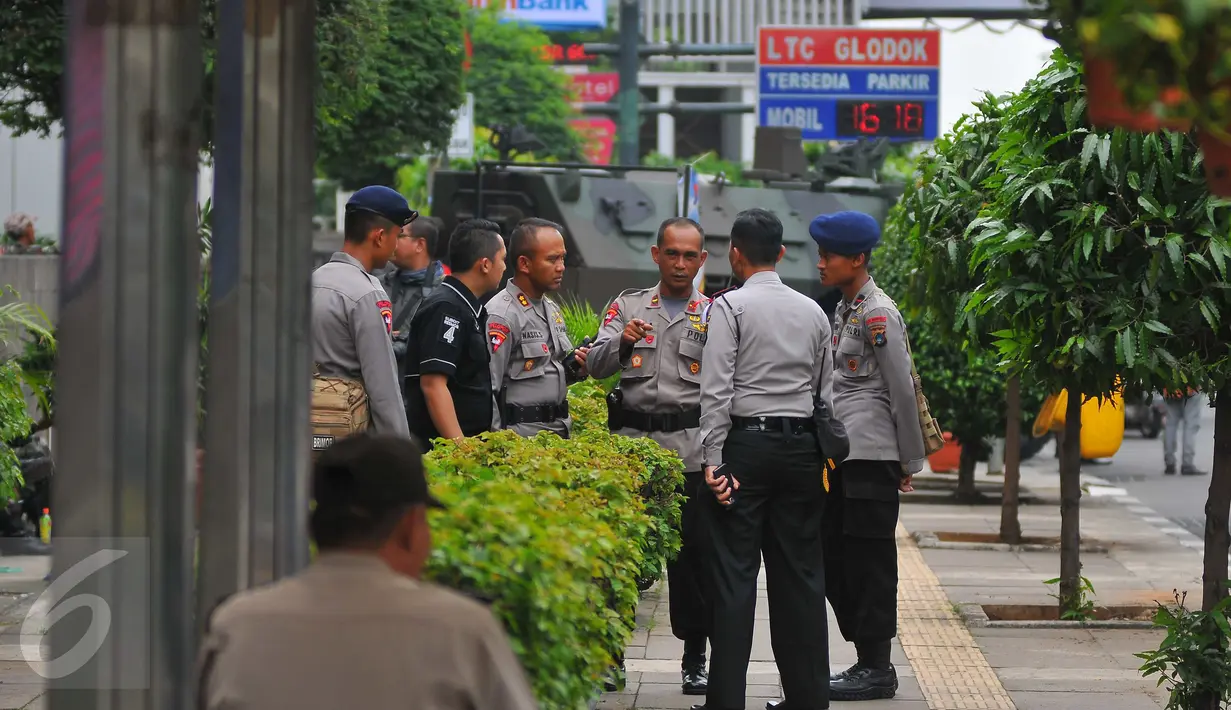 Sejumlah personel kepolisian disiagakan di pusat perbelanjaan kawasan Glodok, Jakarta Barat, Jumat (4/11). Pengamanan ketat dilakukan guna mengantisipasi peristiwa yang tidak diinginkan terkait demonstrasi Ormas Islam. (Liputan6.com/Angga Yuniar)