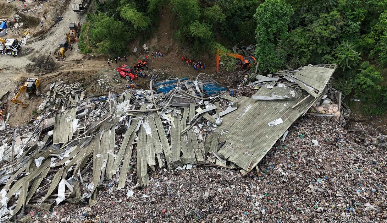 Sejumlah alat berat, ambulans, mobil pemadam kebakaran hingga pesawat nirawak (drone) dikerahkan untuk mendukung operasi pencarian dan penyelamatan. Tampak dalam foto, tim penyelamat melanjutkan operasi pencarian di lokasi runtuhnya fasilitas pemilahan sampah di Binaliw, kota Cebu, Filipina tengah pada hari Sabtu, 10 Januari 2026. (AP Photo/Jacqueline Hernandez)