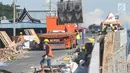 Pekerja menyelesaikan pembangunan proyek flyover Pancoran di Jakarta, Selasa (9/1). Proyek untuk mengurai kemacetan di Ibukota tersebut ditargetkan mulai beroperasi pada pertengahan bulan Januari 2017. (Liputan6.com/Immanuel Antonius)