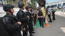 Personel Brimob bersenjata lengkap berjaga di depan gerbang masuk PN Jakarta Selatan saat sidang pembacaan tuntutan terhadap terdakwa sejumlah kasus tindak pidana terorisme, Aman Abdurrahman, Jumat (18/5). (Liputan6.com/Helmi Fithriansyah)
