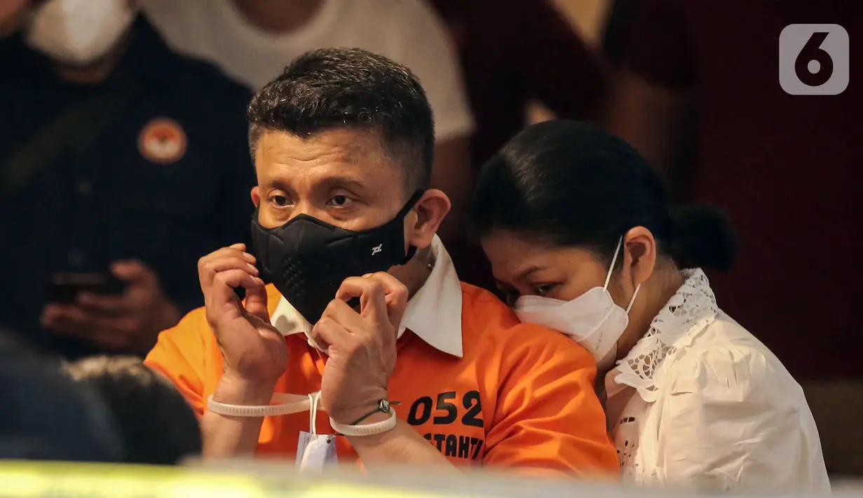 Irjen Ferdy Sambo (kiri) dipeluk istrinya, Putri Candrawathi, saat rekonstruksi pembunuhan berencana terhadap Nofriansyah Yosua Hutabarat atau Brigadir J di rumah dinas Duren Tiga, Jakarta, Selasa (30/8/2022). Sejumlah tersangka dihadirkan dalam rekonstruksi ini. (Liputan6.com/Faizal Fanani)