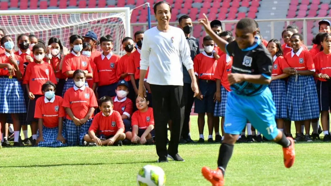 Presiden Joko Widodo (Jokowi) meluncurkan Papua Football Academy (PFA) di Stadion Lukas Enembe, Kabupaten Jayapura, Rabu, (31/8/2022).