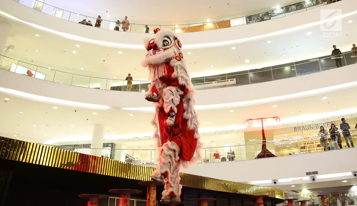 Momen menegangkan saat pemain barongsai tampil dalam rangka menyambut Tahun Baru Imlek 2569/2018 di hadapan pengunjung Senayan City, Jakarta, Kamis (8/2). (Liputan6.com/Immanuel Antonius)