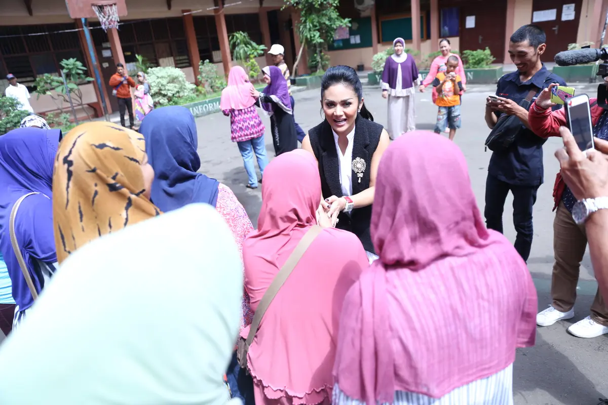 Selain untuk menyampaikan hak pilihnya, Krisdayanti menjadikan TPS sebagai tempat silaturahmi. (Nurwahyunan/Bintang.com)