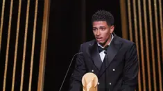 Gelandang Real Madrid asal Inggris Jude Bellingham berbicara di atas panggung saat menerima penghargaan pemain muda terbaik Kopa Trophy pada malam penganugerahan Ballon d'Or 2023 di Theatre du Chatelet, Paris, Selasa (31/10/2023) dini hari WIB. (FRANCK FIFE / AFP)