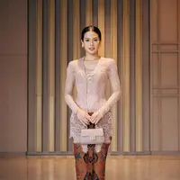 Inspirasi kebaya bridesmaid yang simple namun elegan dari Maudy Ayunda salah satunya bisa dilihat dari potret satu ini. Maudy juga tampil dengan kebaya warna pink brokat lengan panjang, dipadukan kain batik lilit sebagai bawahan. [@maudyayunda]