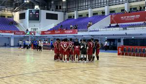 Momen Timnas Futsal Putra Indonesia di SEA Games 2025 Thailand saat kalah dari Vietnam hari Rabu (17/12/2025). (Muhammad Adiyaksa/Bola.com)