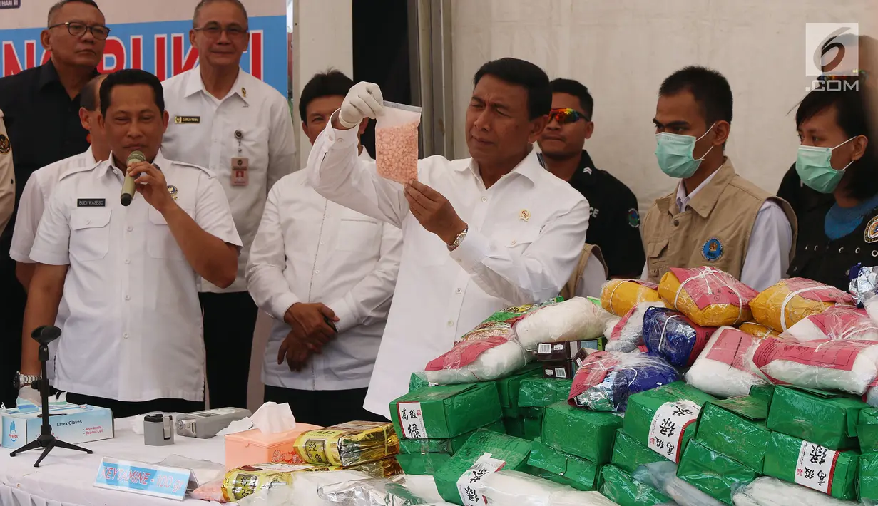 Menko Polhukam Wiranto melihat barang bukti narkotika yang akan dimusnahkan di Bandara Soekarno Hatta, Banten, Kamis (28/12). Selain itu barang bukti juga terdiri dari 647,13 kg Ganja, 10 ribu butir Happy Five, 100 Gram Ketamine. (Liputan6.com/JohanTallo)