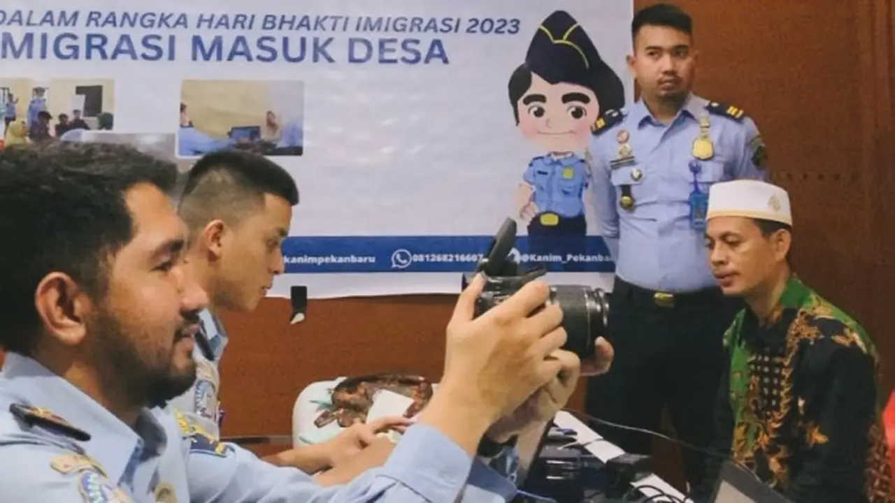 Pembuatan paspor pada Sabtu dan Minggu dalam rangka Hari Bhakti Imigrasi di Kantor Imigrasi Pekanbaru.