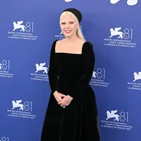 Lady Gaga menarik perhatian saat tiba di Venice Film Festival 2024. Ia mengenakan dua rancangan dari Dior serba hitam. [Foto: Document/Dior]