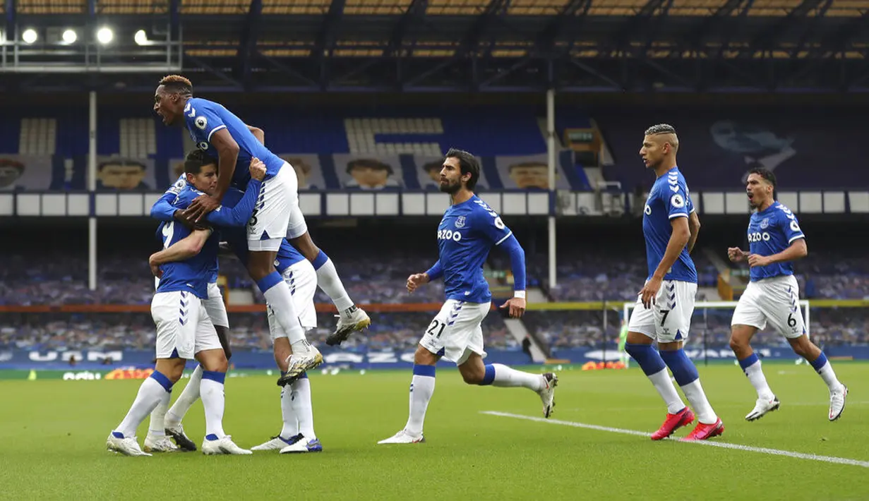 Pemain Everton Michael Keane (ketiga kiri) merayakan bersama rekan-rekaannya usai mencetak gol ke gawang Liverpool pada pertandingan Liga Premier Inggris di Stadion Goodison Park, Liverpool, Inggris, Sabtu (17/10/2020). Pertandingan berakhir dengan skor 2-2. (Cath Ivill/Pool via AP)