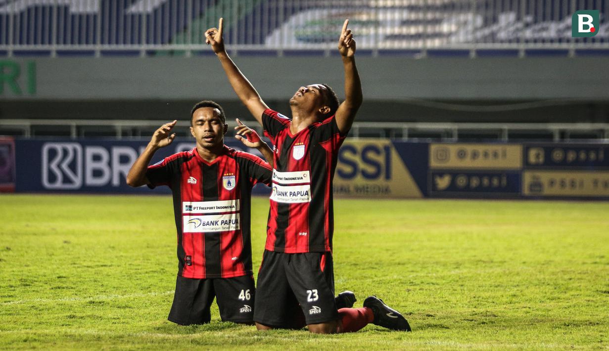 Ramai Rumakiek didatangkan Persipura Jayapura dari Akademi Persipura pada 9 Mei 2021. Dalam BRI Liga 1 2021 ia telah bermain dalam 5 laga dengan mencetak 1 gol saat menghadapi Persita Tangerang pada matchday pertama. (Bola.com/Bagaskara Lazuardi)