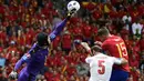 Kiper Republik Ceska, Petr Cech, menghalau bola udara dari gempuran pemain Spanyol. Namun setiap serangan juara dunia 2010 itu bisa dipatahkan oleh barisan pertahanan Republik Ceska. (AFP/Pierre-Philippe Marcou)