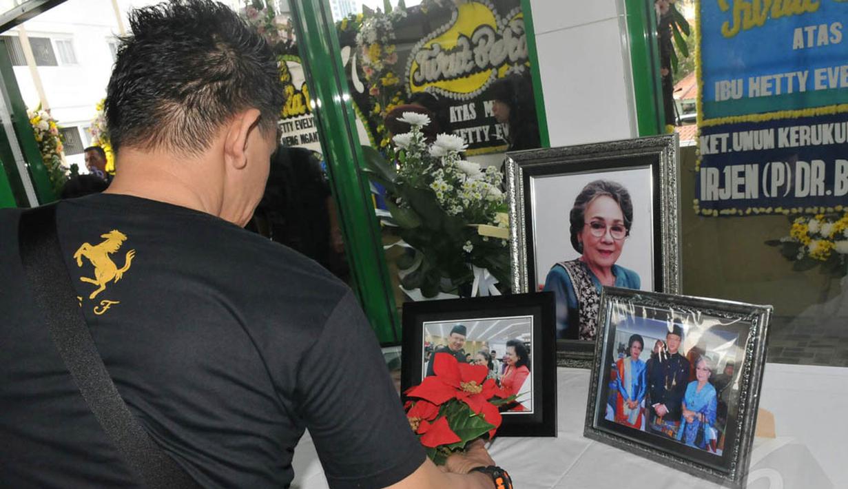 Jenazah Hetty Evelyn akan dimakamkan satu liang dengan sang suami, Henk Ngantung, Jakarta, (4/9/14). (Liputan6.com/Johan Tallo)