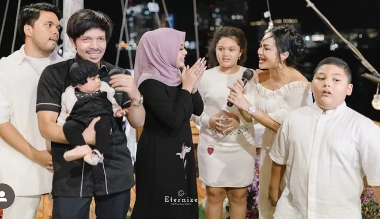 Meski sempat tidak akrab, namun setelah Aurel menikah dengan Atta, Krisdayanti pun kembali dekat dengan Aurel. Misalnya hadir di acara ulang tahun Aurel, Krisdayanti kenakan sesuai dresscode yaitu putih. @aurelie.hermansyah