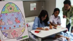 Sebuah kertas bergambar telur Paskah usai diwarnai oleh pasien di Rumah Sakit Siloam Simatupang, Jakarta, Minggu (27/3). Kegiatan tersebut untuk memperingati hari Paskah. (Liputan6.com/Fery Pradolo)