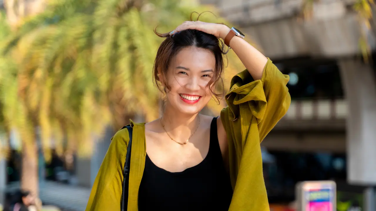 perempuan dan tampak menarik penuh pesona