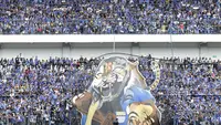 Bobotoh merupakan kelompok suporter pendukung Persib Bandung. Bobotoh berasal dari bahasa Sunda yang berarti orang-orang yang mendorong atau membangun semangat bagi orang lain. (Bola.com/M Iqbal Ichsan)