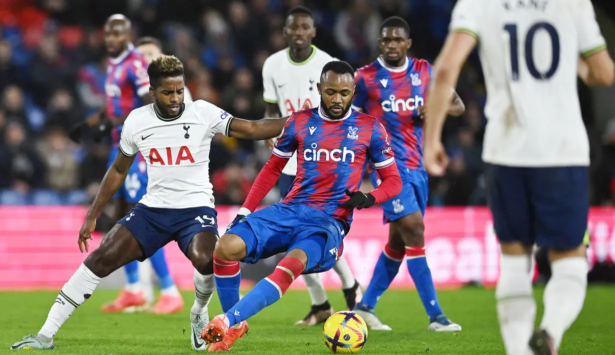 Crystal Palace bukannya tanpa perlawanan. Tim tuan rumah beberapa kali mampu merepotkan dan mampu mengancam pertahanan The Lilywhites, namun sayang gagal dikonversi menjadi gol. (AFP/Ben Stansal)