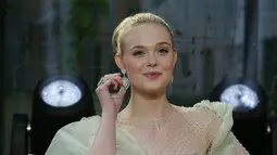 Aktris Elle Fanning tiba di karpet merah gala premiere film 'Maleficent Mistress of Evil' di London, Rabu (9/10/2019). Pemeran Aurora dalam film Maleficent itu tampil memukau dalam balutan gaun strapless panjang berwarna hijau pucat. (Photo by Grant Pollard/Invision/AP)