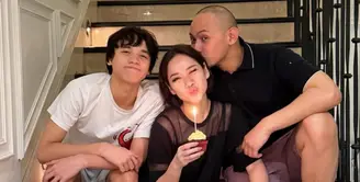 Bunga Citra Lestari merayakan ulang tahun ke-43 tepat di hari Lebaran ke-2. Perayaan pun digelar sederhana. [@itsmebcl]