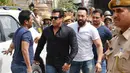 Bintang Bollywood, Salman Khan tiba untuk mendengarkan putusan di Pengadilan Rajasthan, India, Kamis (5/4). Pengadilan juga menjantuhkan denda 10 ribu rupee (Rp 2 juta) kepada Salman Khan terkait kasus perburuan satwa dilindungi. (AP/Sunil Verma)