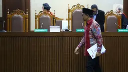 Mantan Menteri Pemuda dan Olahraga (Menpora) Imam Nahrawi usai menjalani sidang dakwaan kasus suap dana hibah KONI di Pengadilan Tipikor, Jakarta, Jumat (14/2/2020). Imam didakwa menerima suap sebagai pemulus pencairan dana hibah pemerintah terhadap KONI. (Liputan6.com/Angga Yuniar)