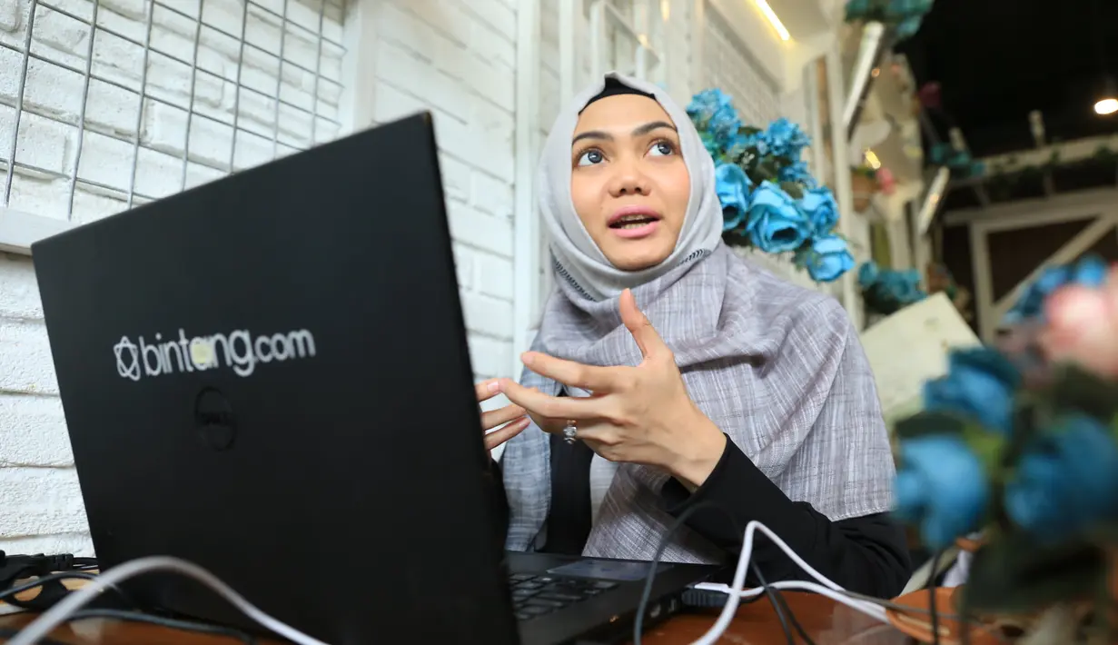 Beberapa kali Rina terlihat terbahak melihat pertanyaan, banyolan dari para fansnya. Salah satu yang membuatnya terbahak dibacakan pada tim Bintang.com. (Adrian Putra/Bintang.com)