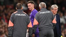 Dean Henderson didatangkan Crystal Palace dari Manchester United dengan nilai transfer sebesar 17,5 juta euro. Kiper yang selalu jadi bayang-bayang David De Gea di MU ini sama sekali belum dimainkan di Premier League musim ini akibat kalah bersaing dengan Sam Johnstone. Ia baru dimainkan satu kali di Piala Liga Inggris saat menghadapi MU, namun hanya bermain selama 19 menit dan harus ditarik keluar setelah mengalami cedera. (AFP/Oli Scarff)