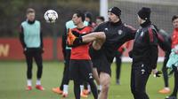 Striker Manchester United, Zlatan Ibrahimovic, saat latihan jelang laga leg pertama 16 besar Liga Champions di Manchester, Rabu (21/2/2018). Manchester United akan berhadapan dengan Sevilla. (AFP/Oli Scarff)