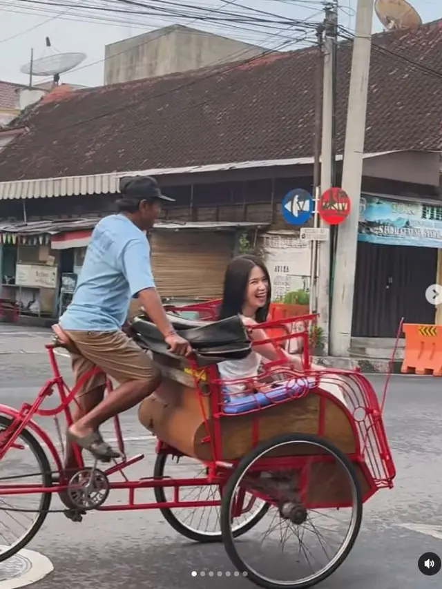 7 Potret Laura Basuki Jalan-Jalan di Jogja, Kunjungi Pasar Buku hingga Gumuk Pasir