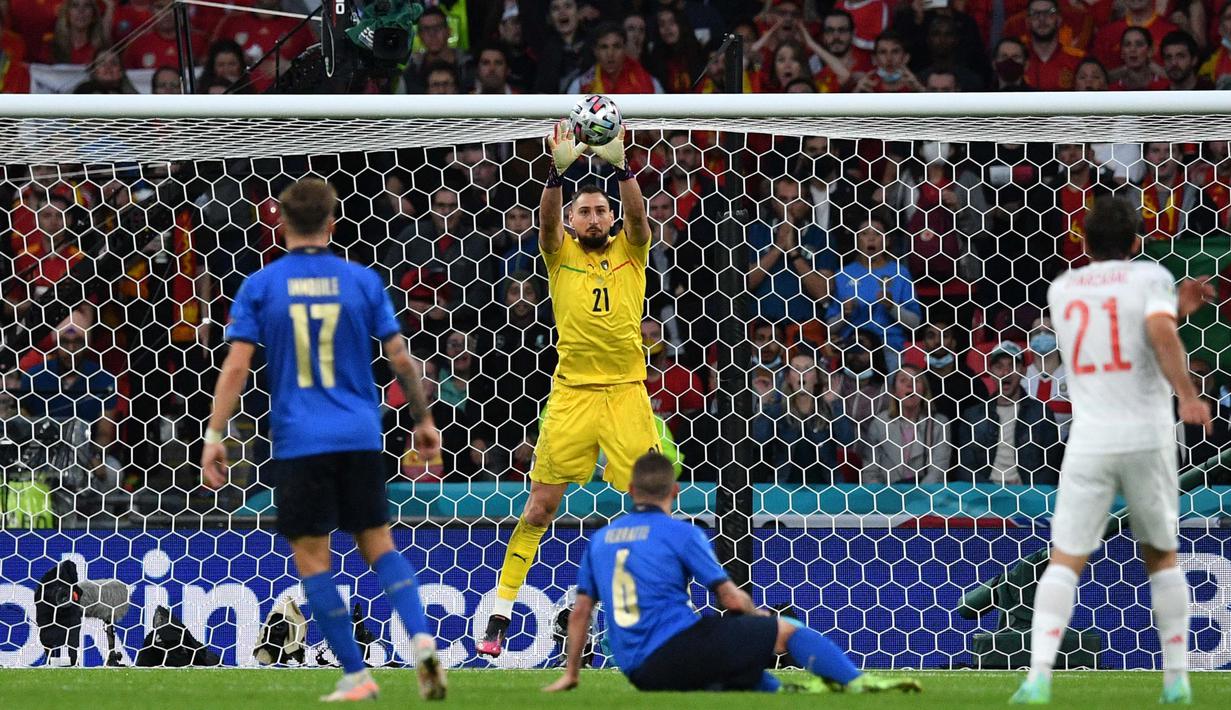 Gianluigi Donnarumma merupakan salah satu pemain Italia di Piala Eropa 2020 yang berstatus bebas transfer. Dia dipercaya akan segera bergabung ke Paris Saint-Germain setelah Piala Eropa 2020 selesai. (Foto: AFP/Pool/Justin Tallis)