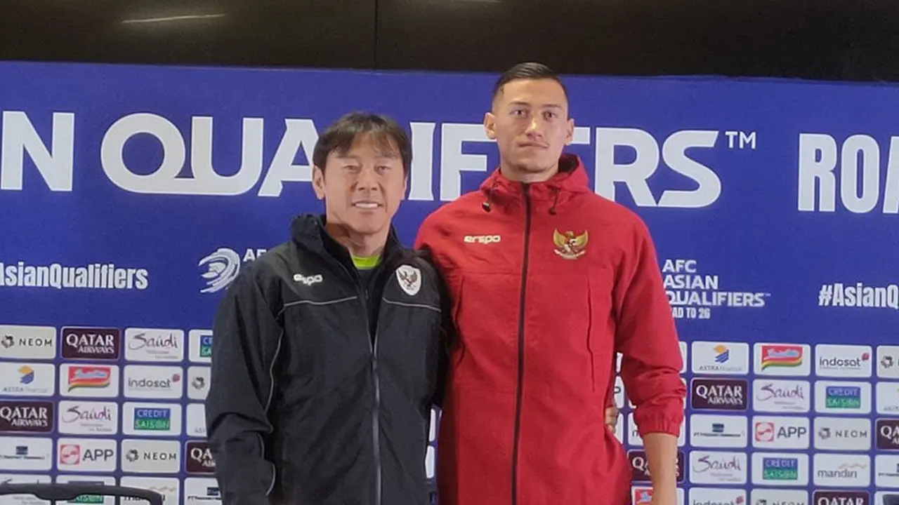 Shin Tae-yong (kiri) dan Jay Idzes (kanan) berpose di konferensi pers jelang laga Timnas Indonesia vs Timnas Jepang (c) Bola.net/Fitri Apriani