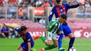 Duel antara pemain Barcelona dan Real Betis dalam laga La Liga di Stadion Camp Nou, Minggu (21/8/2016) dini hari WIB. (AFP/Pau Barrena)