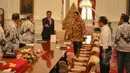 Presiden Joko Widodo (Jokowi) dan Mendikbud Anies Baswedan tampak menyambut kedatangan sejumlah pengurus PGRI di Istana Merdeka, Jakarta, Senin (6/5/2015). Pengurus PGRI datang untuk menemui Presiden Jokowi. (Liputan6.com/Faizal Fanani)