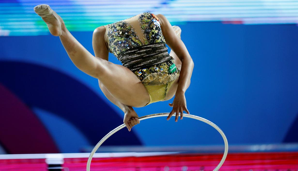 Atlet Rusia, Margarita Mamun, beraksi di nomor Senior individual all Around Final Kejuaraan Senam Ritmik Eropa 2016 di Holon Toto Hall, Israel, (18/6/2016). (AFP/Thomas Coex)