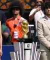Aktris sekaligus model Jung Ho Yeon bawakan tropi Piala Dunia dalam balutan dress pink ((Photo by David Ramos / GETTY IMAGES NORTH AMERICA / Getty Images via AFP)